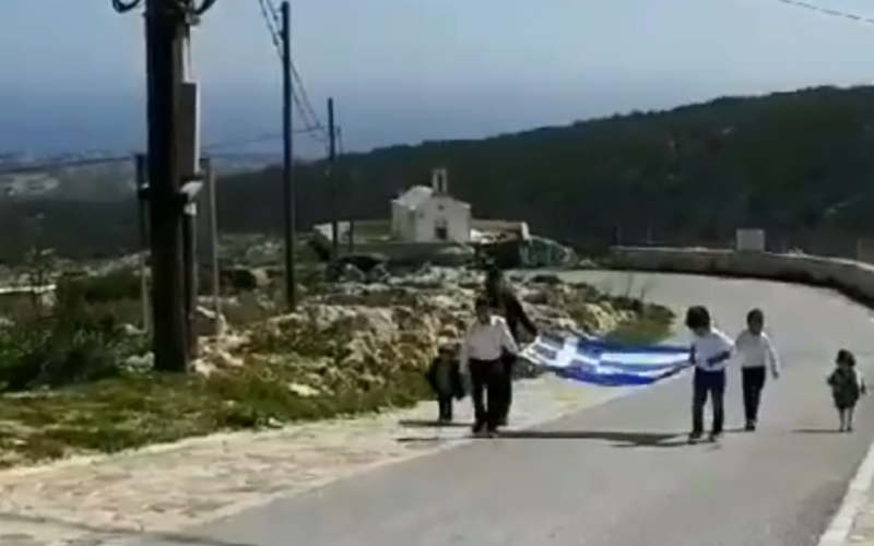 Παρέλαση με τρεις μαθητές και μια μεγάλη ελληνική σημαία στην Γαύδο
