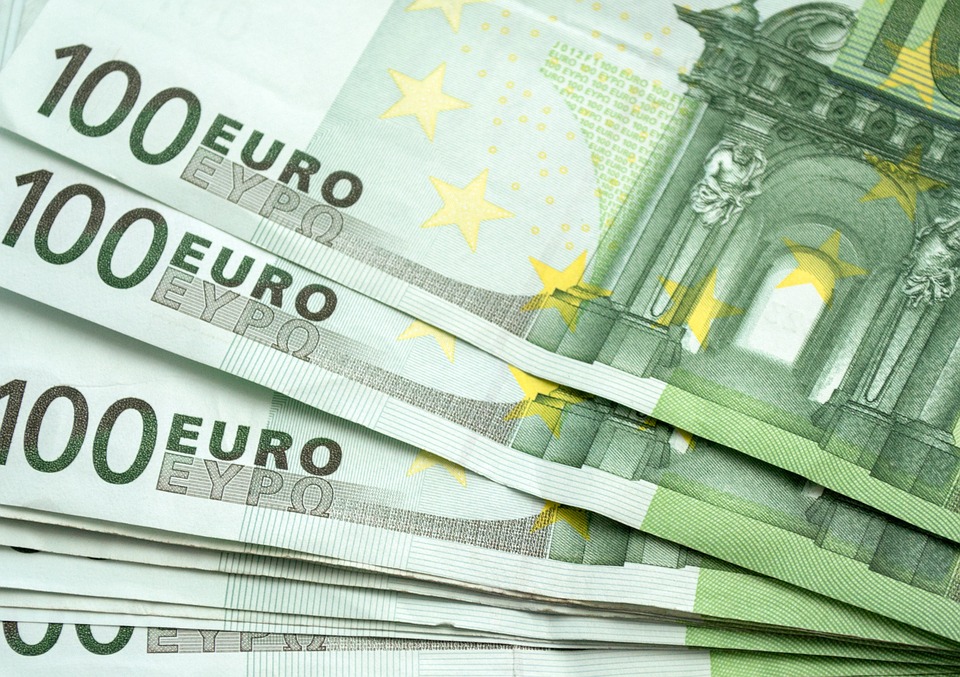 Τα νέα χαρτονομίσματα των 100 και 200 ευρώ
