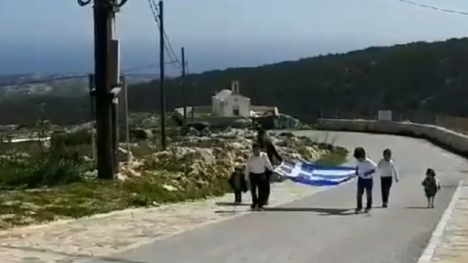 Παρέλαση με τρεις μαθητές και μια μεγάλη ελληνική σημαία στην Γαύδο